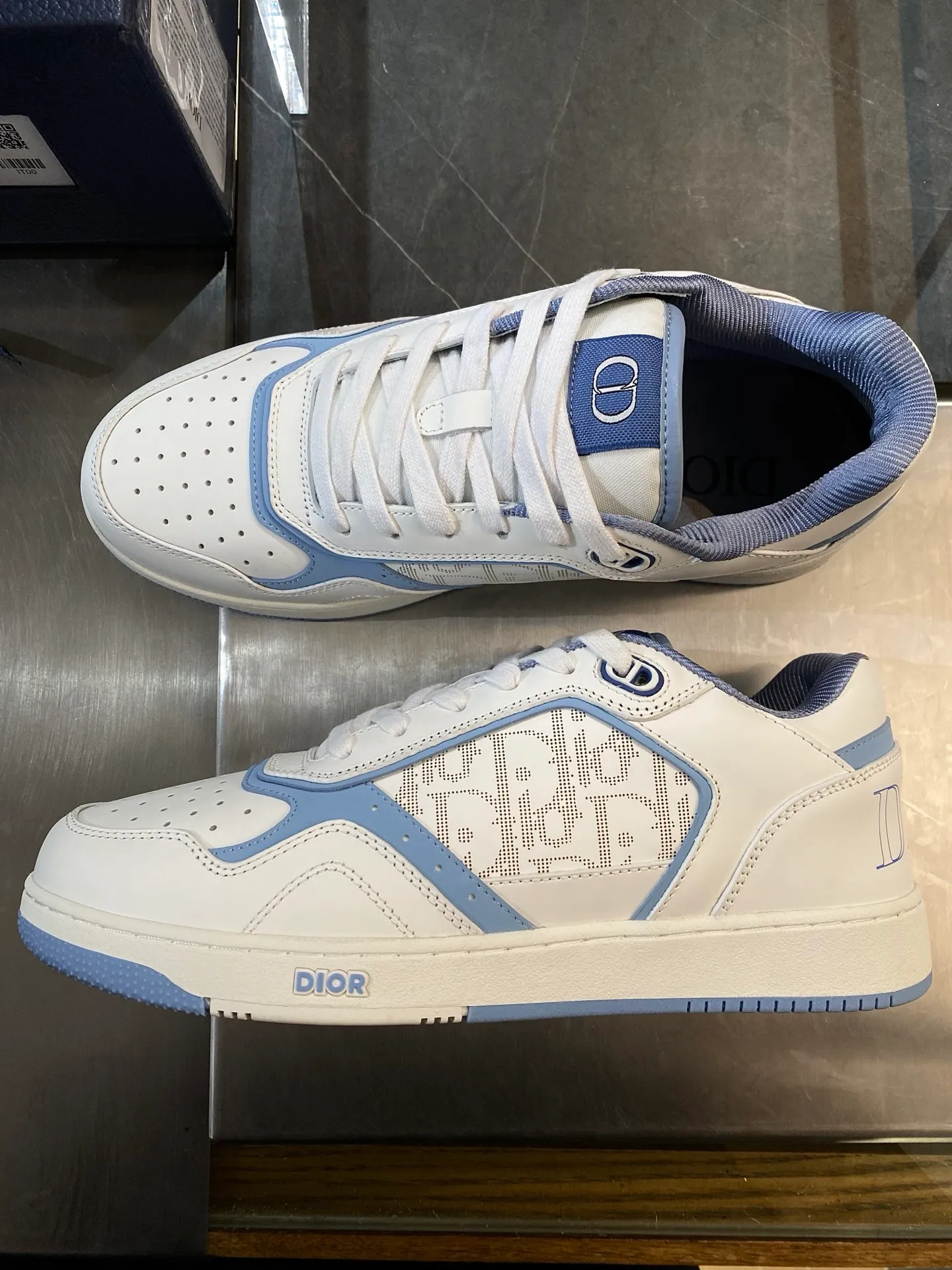 💰780 Dior | New B27 styles for men and women ♞size; women 35~40 men 38~47 DIOR AND HYLTON NEL B27 Uptown The best and most eye-catching Dior is B27, the combination is invincible. Versatile for daily use, no choice of combinations. B27 feels comfortable on the feet ~ If you like this kind of elegant and simple color matching, you must buy it